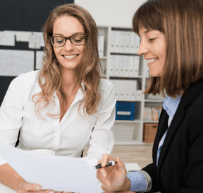 Obrázek ID Třída image-box Název Alternativní popisek Daňové poradkyně se dívají do smlouvy před šanony