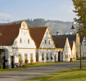 Malebná česká obec s náměstím