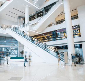 Nákupní centrum s eskalátory a obchody