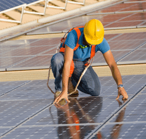 Muž pracující ve fotovoltaické elektrárně