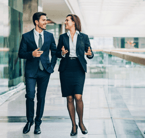 Muž a žena ve formálním oděvu v moderní kanceláři