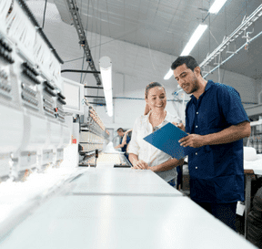 Pracovníci v textilní továrně kontrolují kvalitu zboží