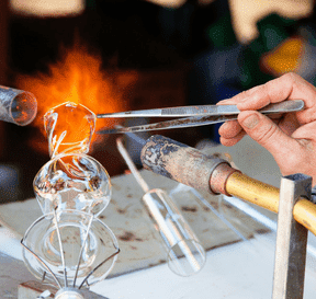 Skláři dělají dokončovací práce na skle