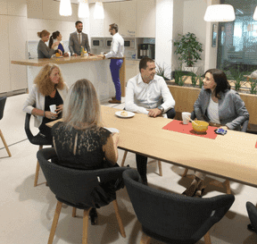 Pracovníci RENOMIA sedí v kavárně ve Florentinu