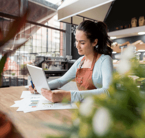 Živnostnice v kavárně sleduje vývoj tržeb